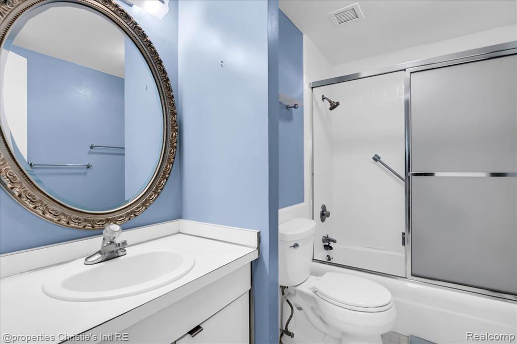 8200 E Jefferson Avenue Property Photo 29