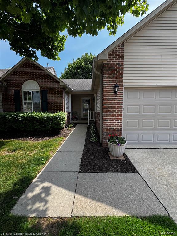 312 Redmaple Lane Property Photo 3