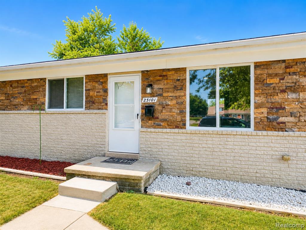 25101 Masch Avenue Property Photo 3