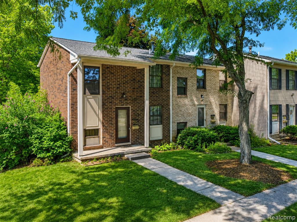 8358 Lakeview Court Property Photo 1