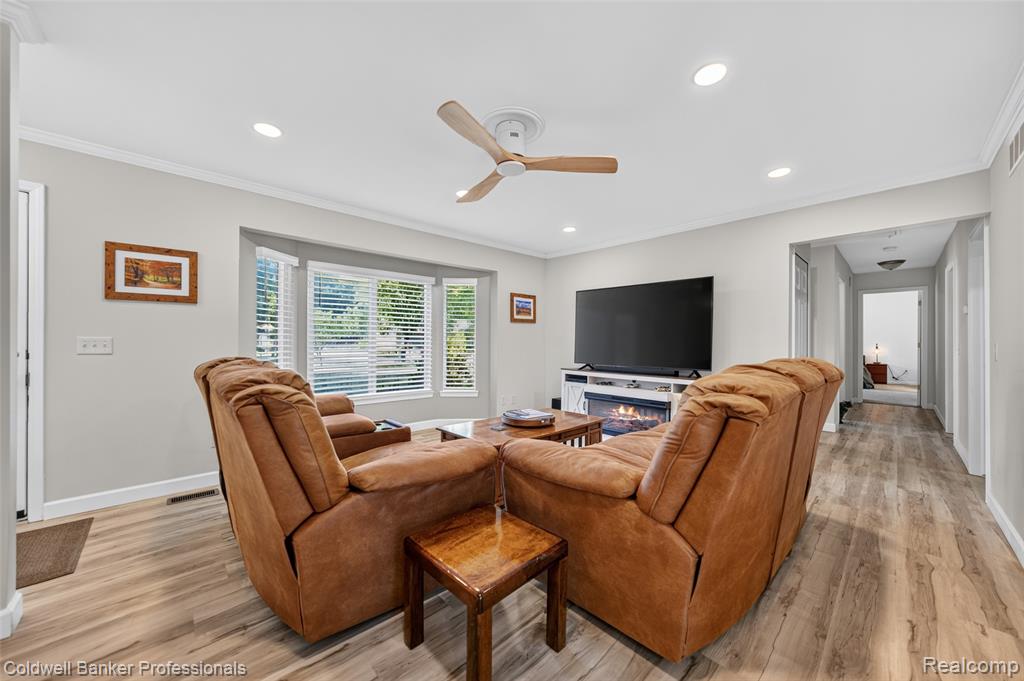 5475 Botsford Avenue Property Photo 8