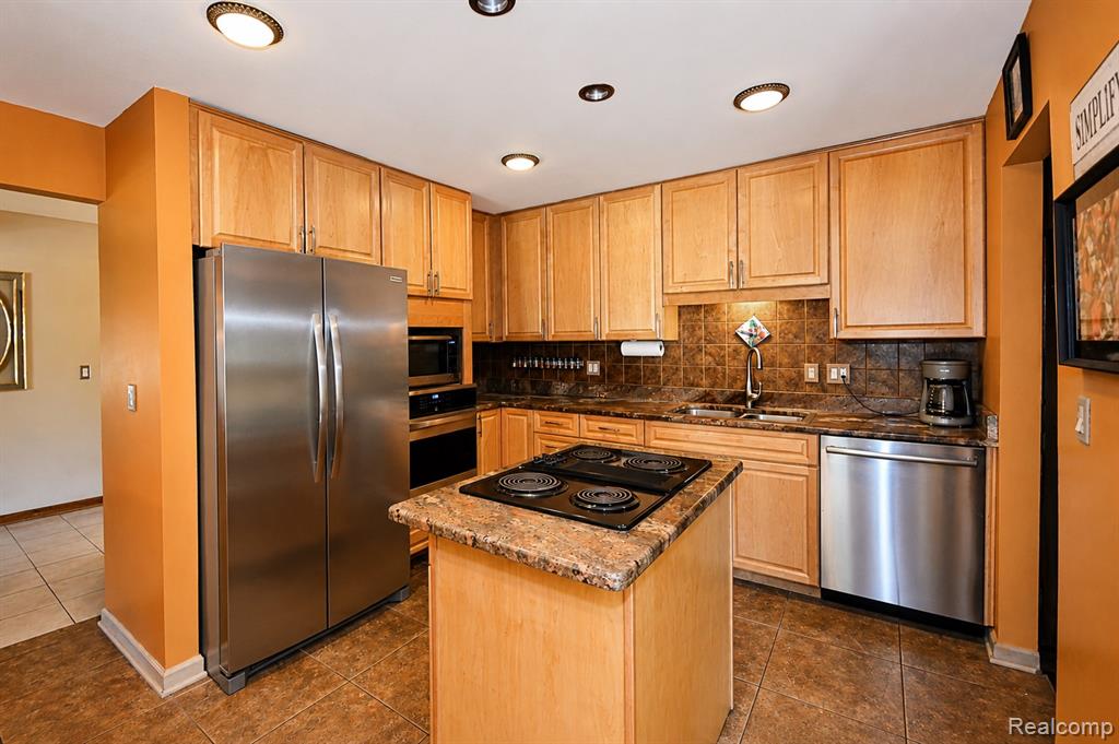 22783 Shadowglen Drive Property Photo 11