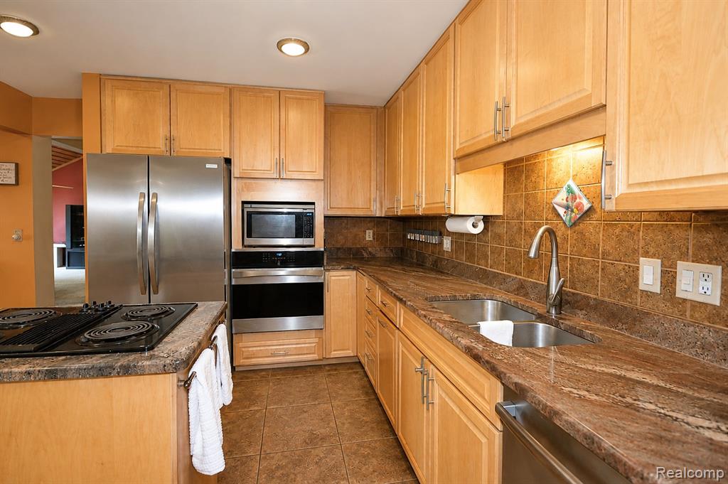 22783 Shadowglen Drive Property Photo 12