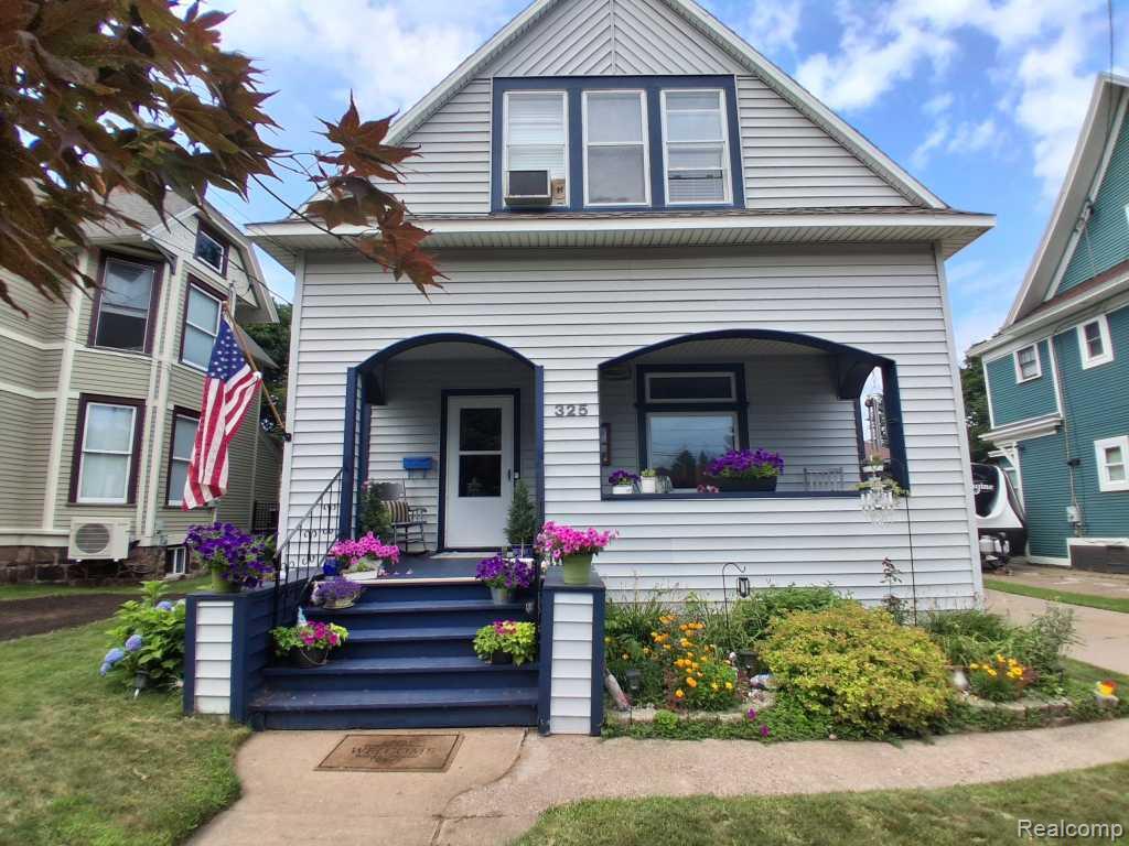 325 E Hewitt Avenue Property Photo 1