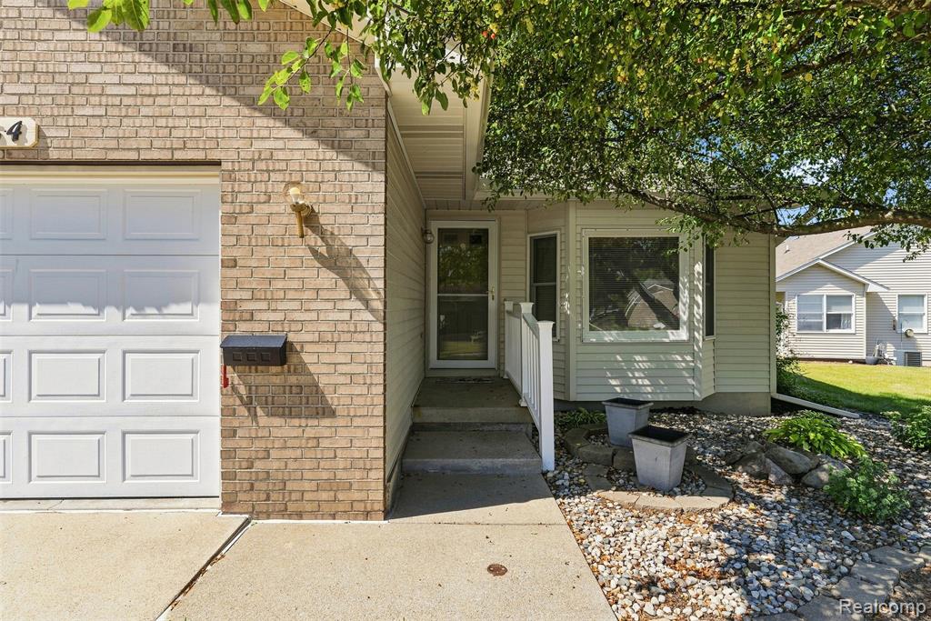 7464 Diane Court Property Photo 3