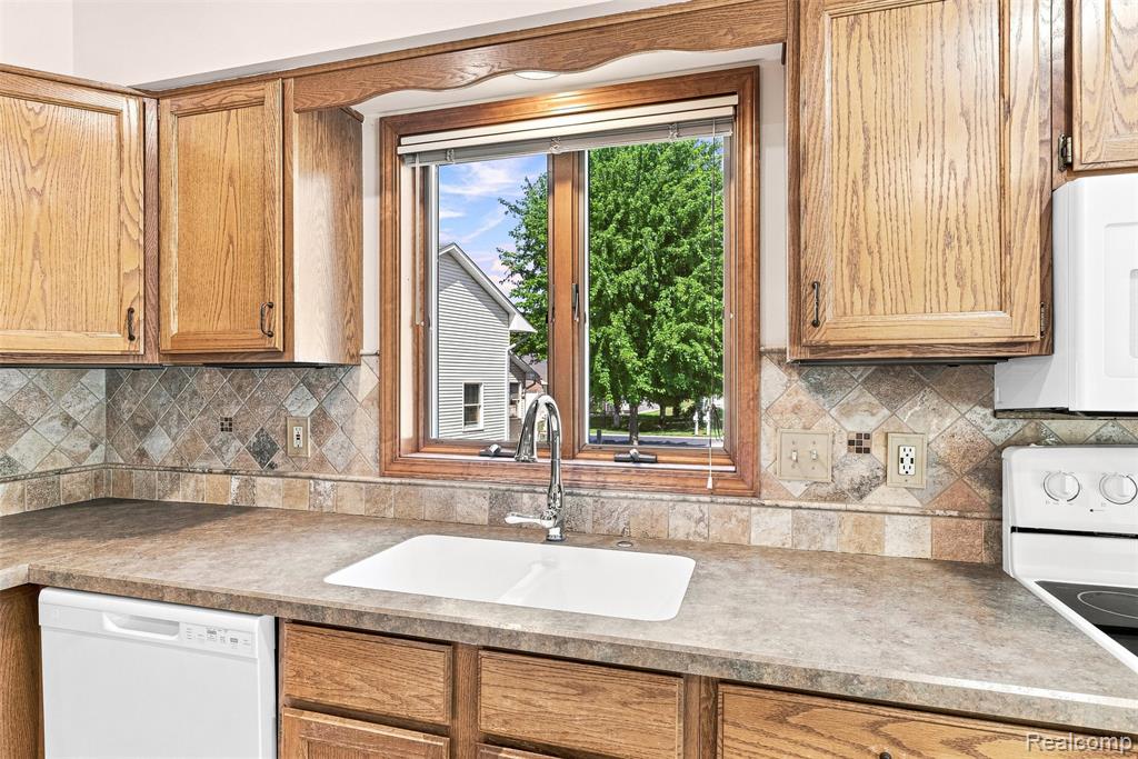 7464 Diane Court Property Photo 8