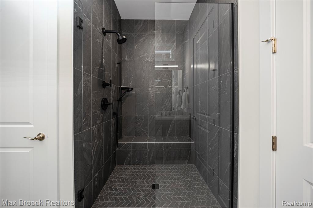 5636 Suffolk Court Property Photo 22