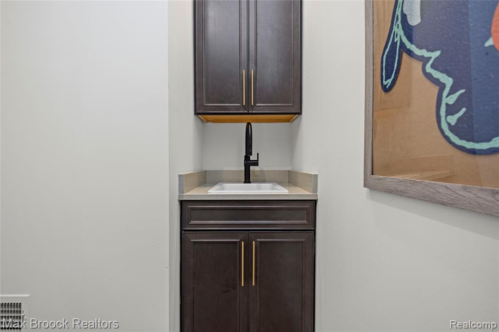 5636 Suffolk Court Property Photo 23