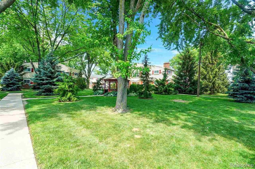 721 W Maple Road Property Photo 3