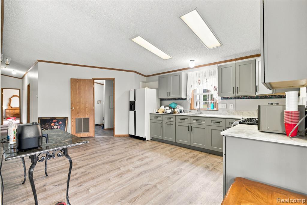 2390 Lakeshore Road Property Photo 14