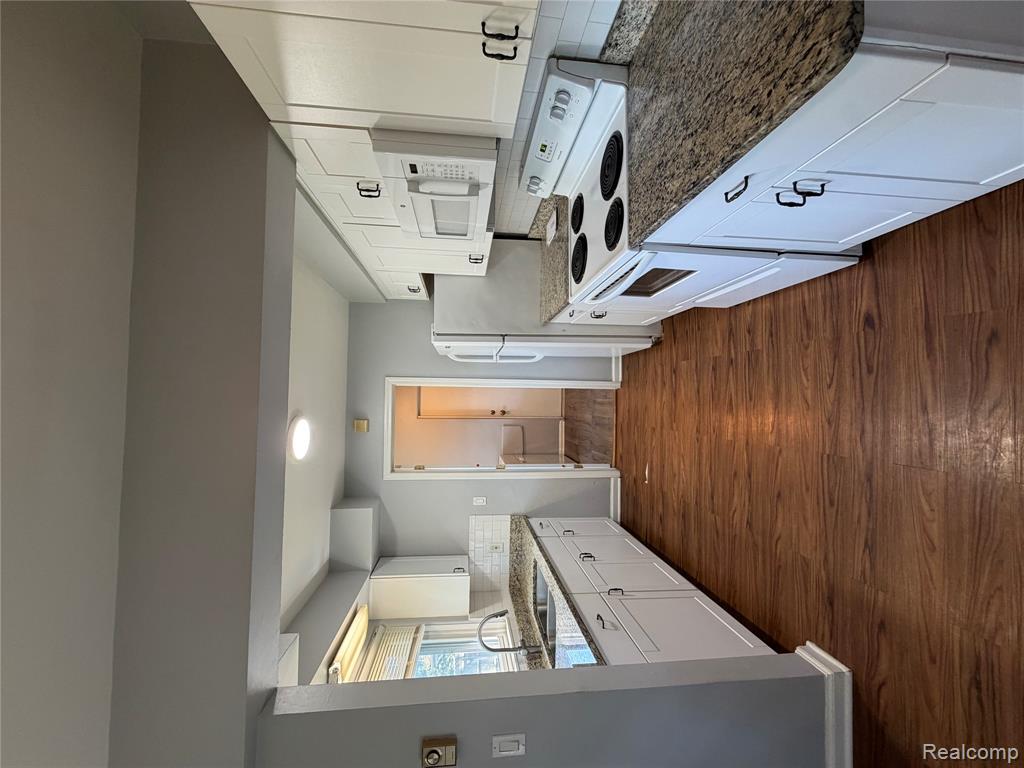 17415 Addison Street Property Photo 5