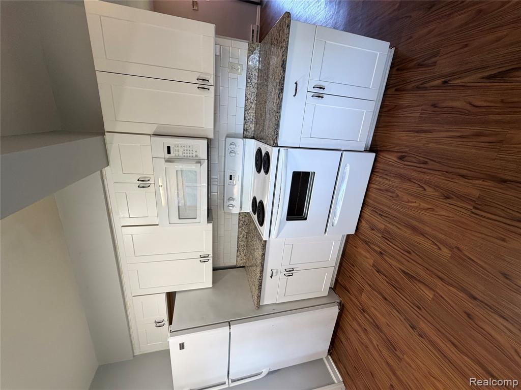 17415 Addison Street Property Photo 7