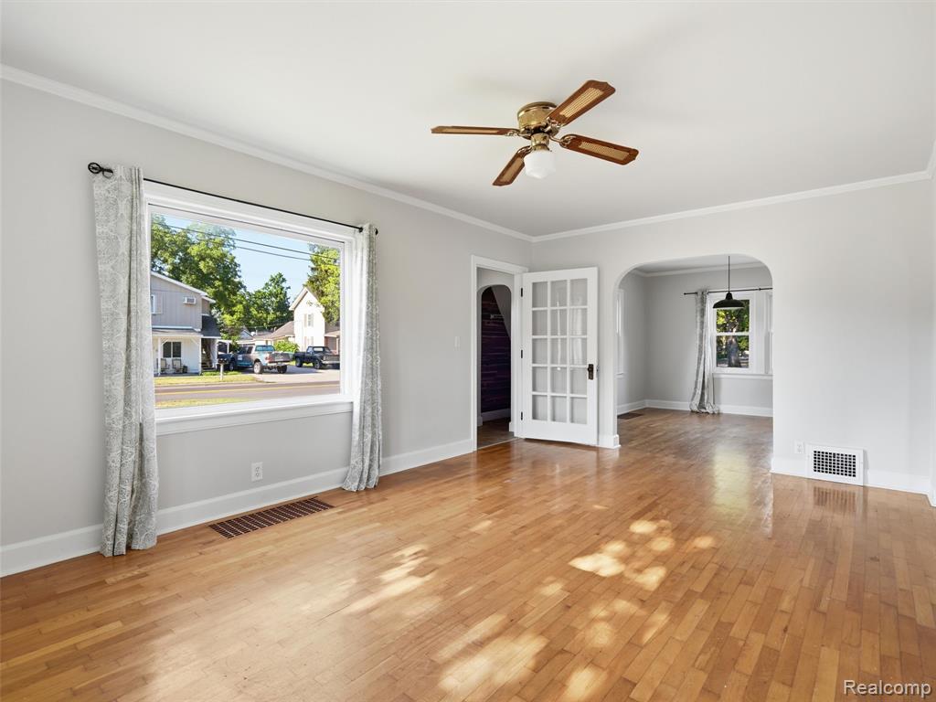 529 E Broad Street Property Photo 3
