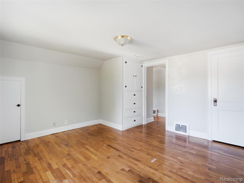 529 E Broad Street Property Photo 11