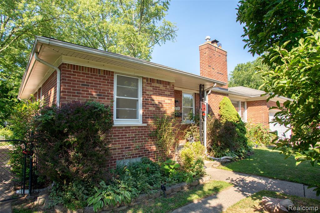 2731 Crooks Road Property Photo 2