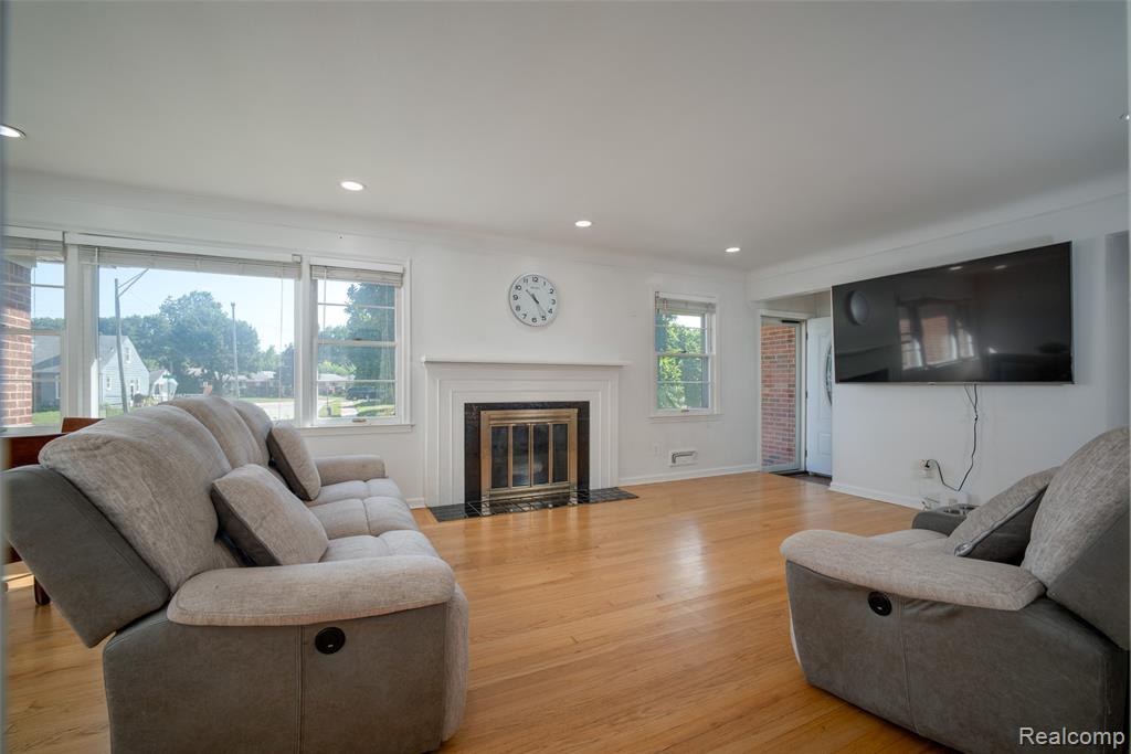 2731 Crooks Road Property Photo 4
