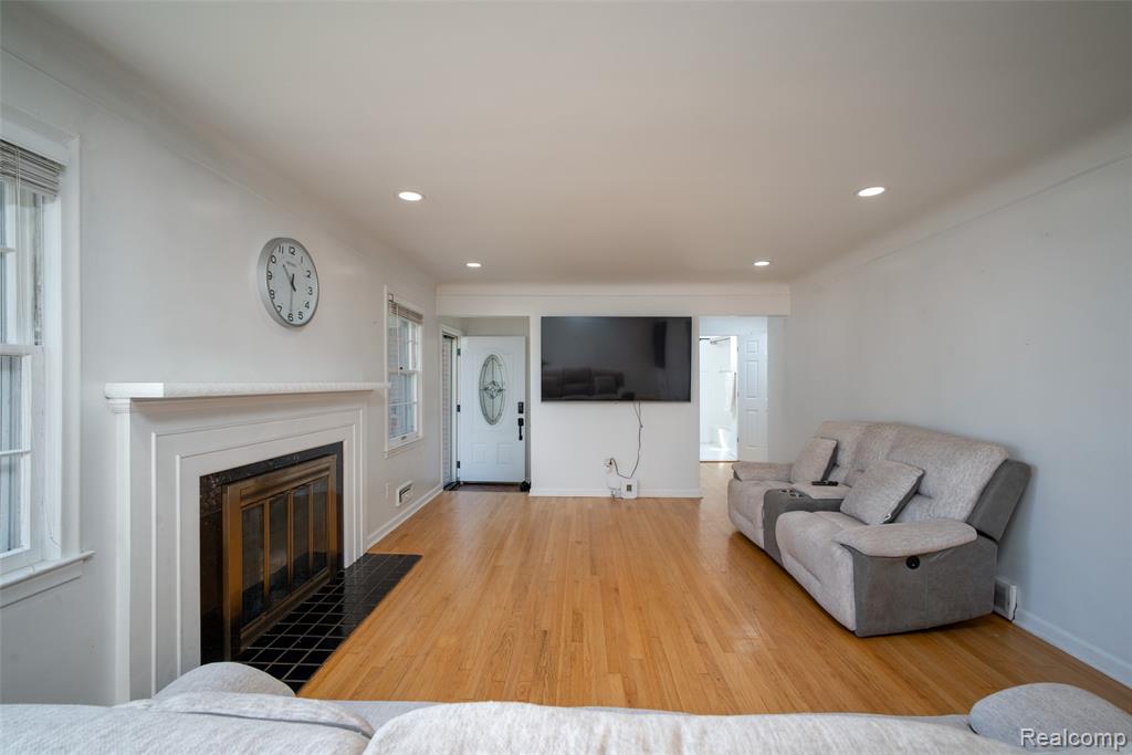 2731 Crooks Road Property Photo 5