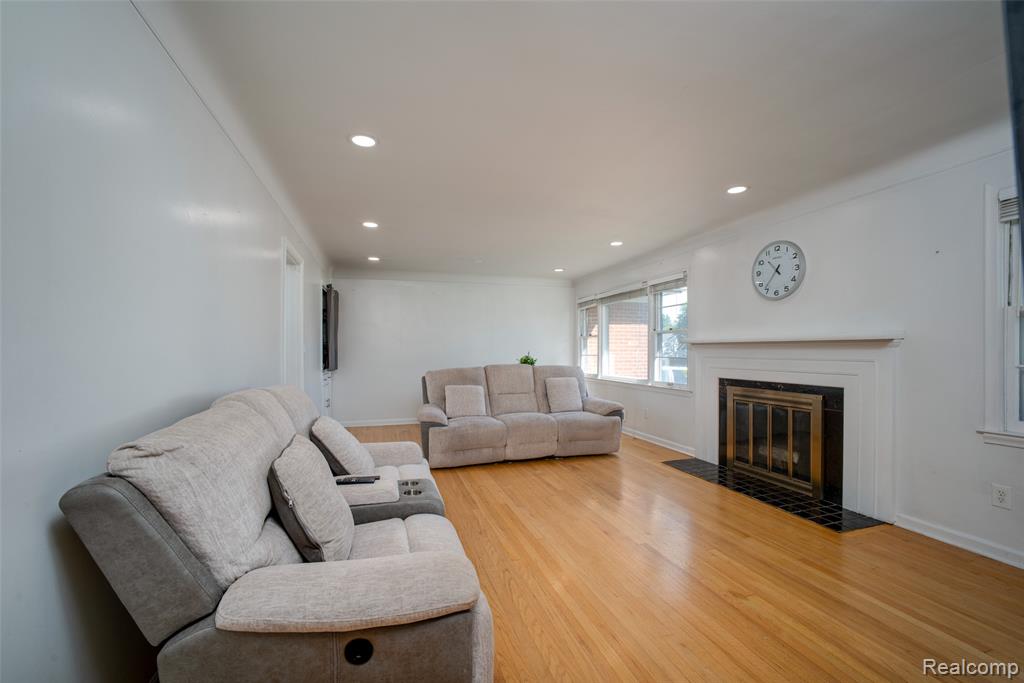 2731 Crooks Road Property Photo 7