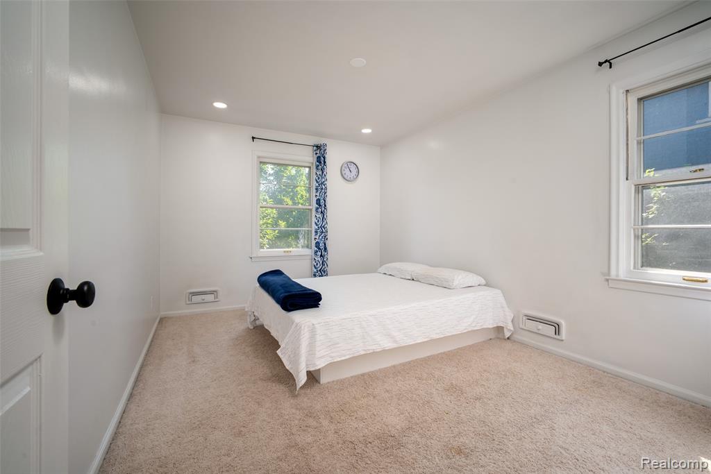 2731 Crooks Road Property Photo 13