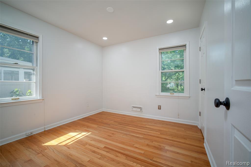 2731 Crooks Road Property Photo 14