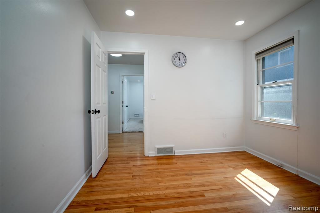 2731 Crooks Road Property Photo 15