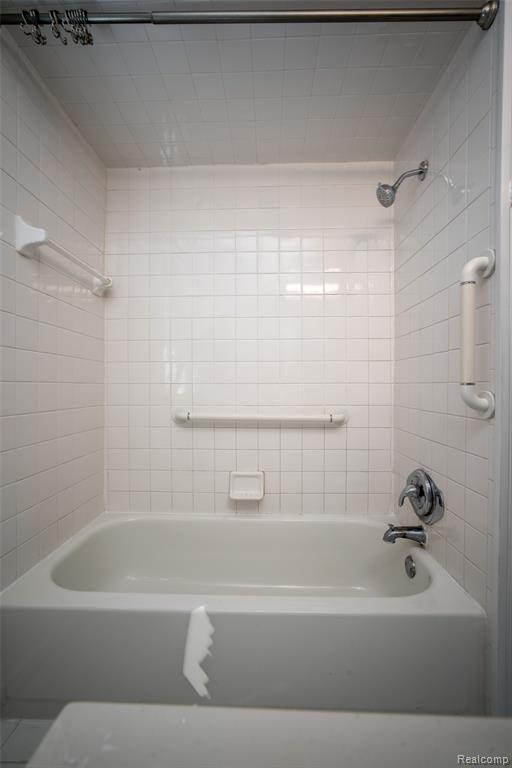 2731 Crooks Road Property Photo 18