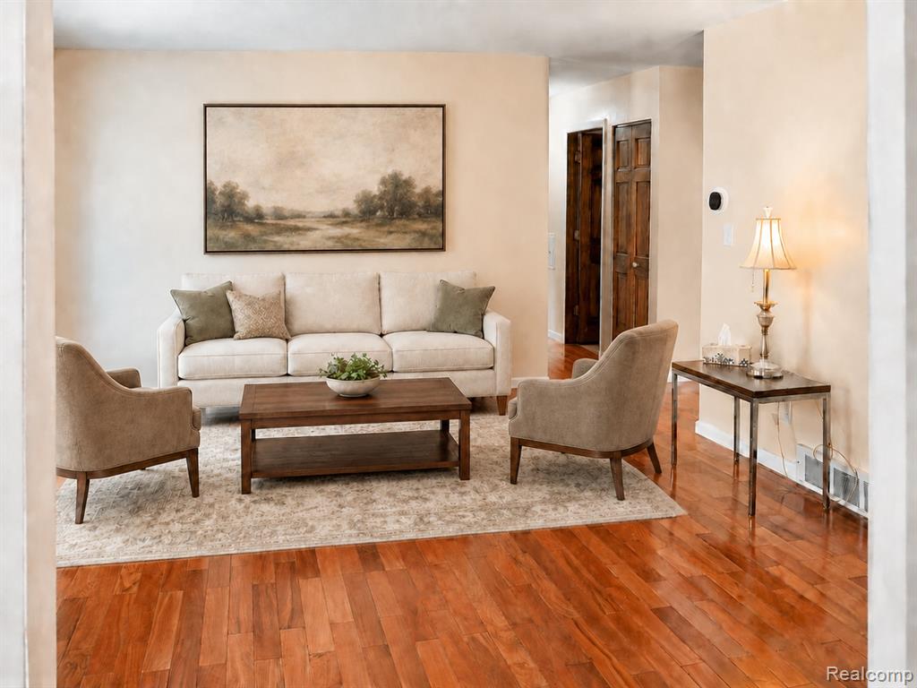 19280 Magnolia Parkway Property Photo 3