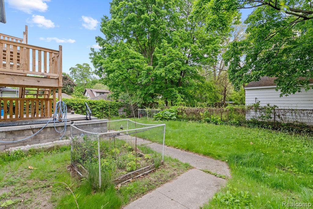 612 E 3rd Street Property Photo 5