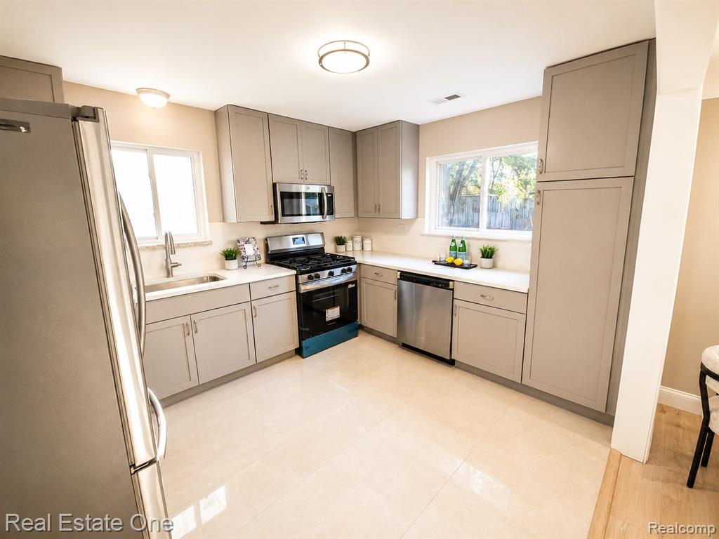 28463 Sutherland Street Property Photo 6