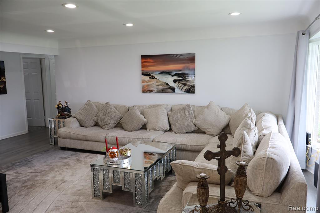 11114 Greendale Drive Property Photo 7
