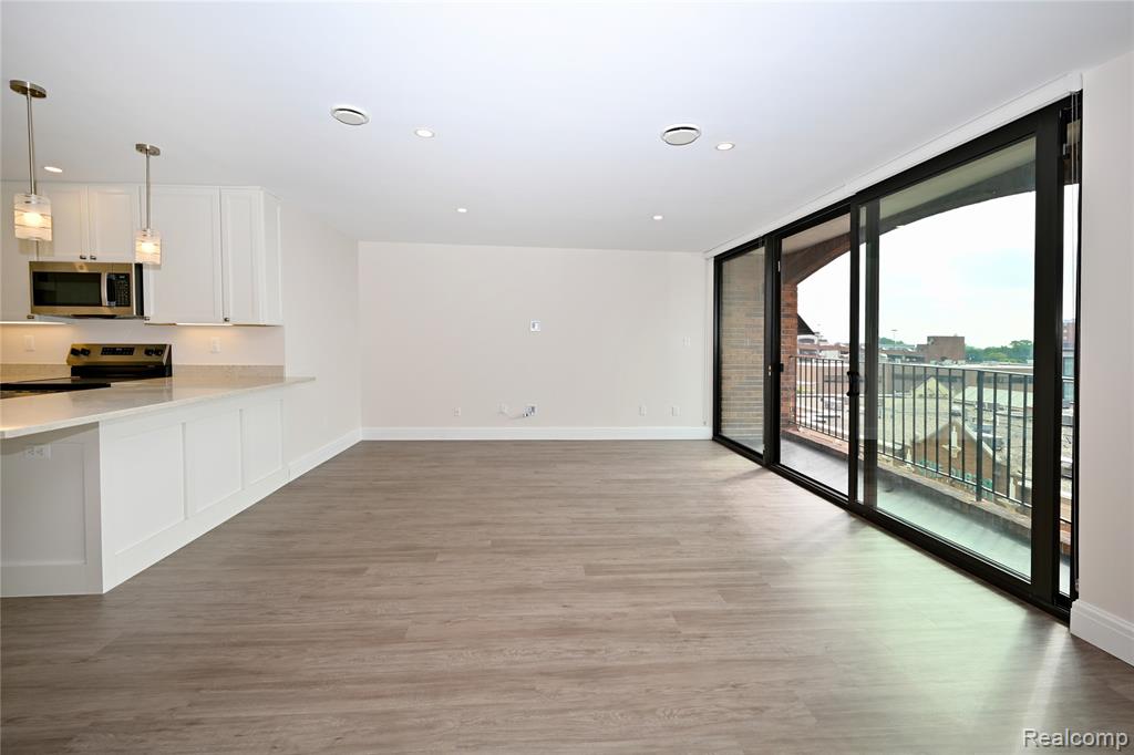 211 E Merrill Street Property Photo 4