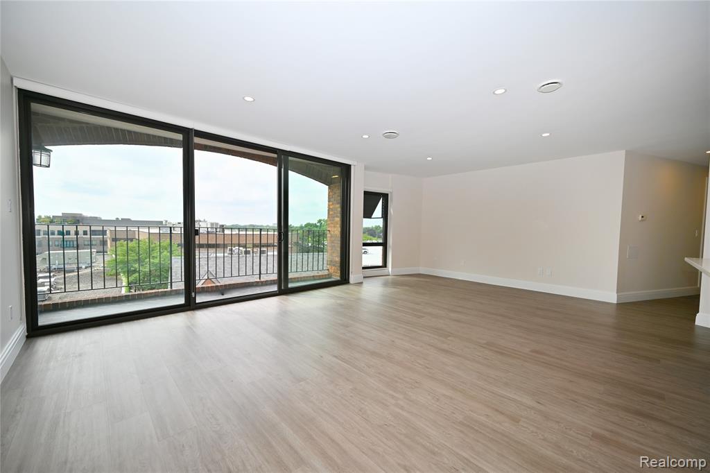 211 E Merrill Street Property Photo 5