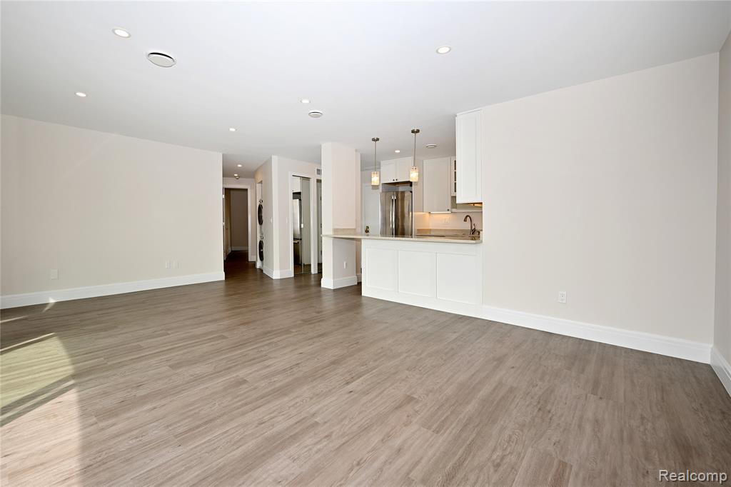 211 E Merrill Street Property Photo 8