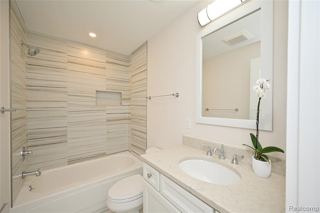 211 E Merrill Street Property Photo 20