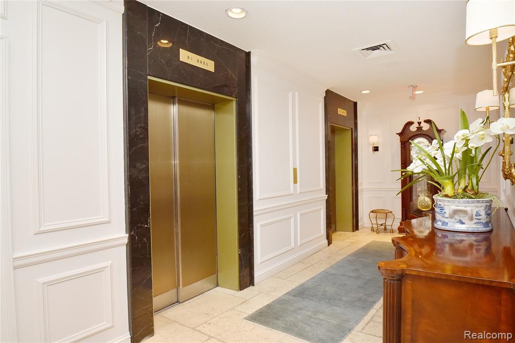 211 E Merrill Street Property Photo 25
