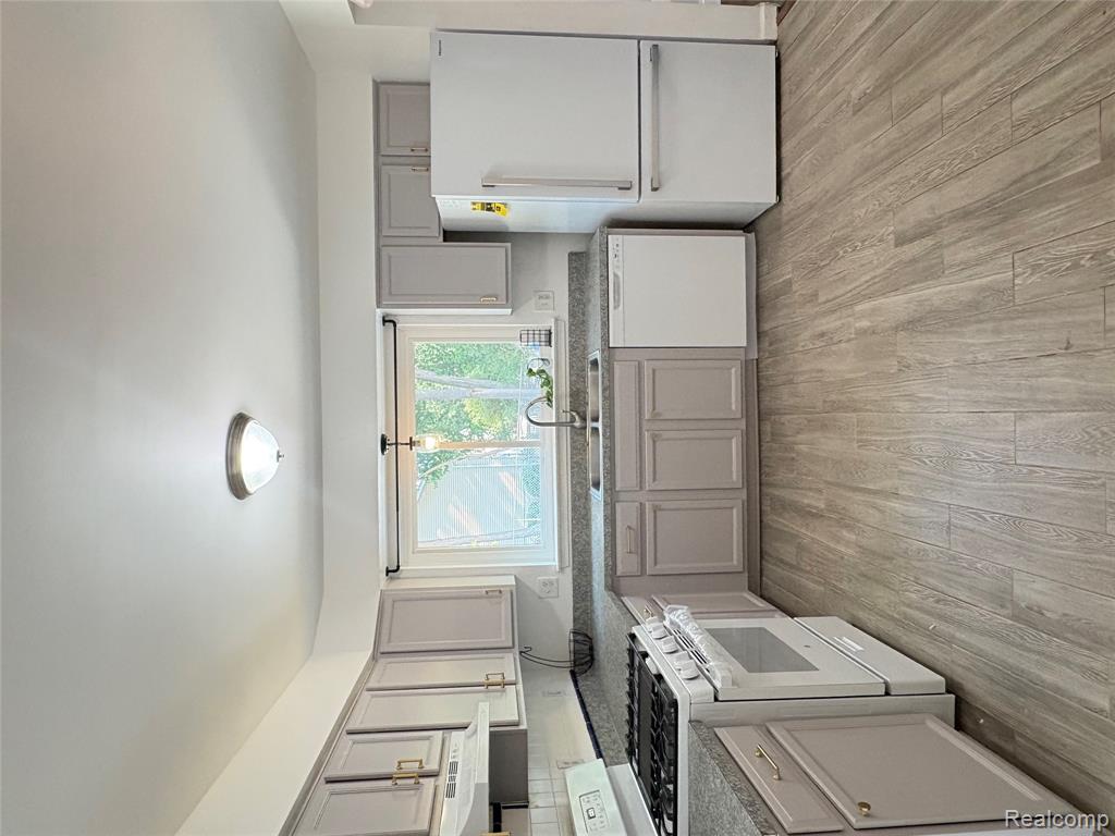 6994 York Property Photo 7