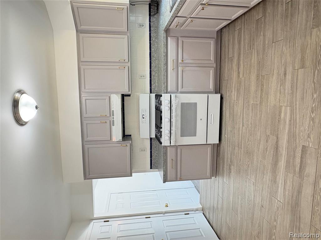 6994 York Property Photo 10