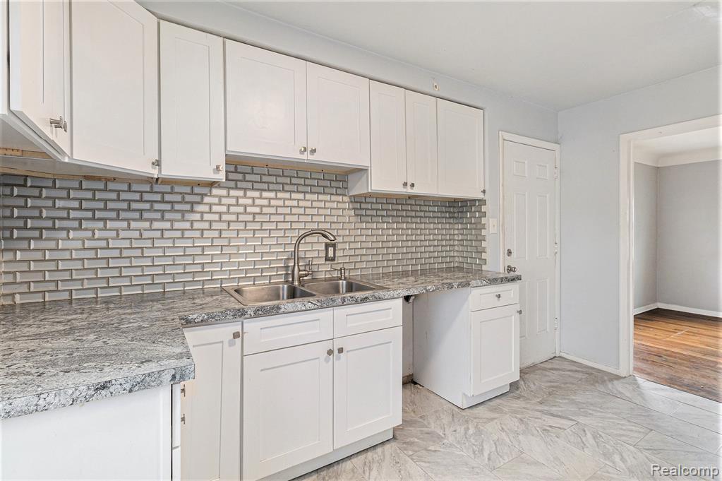 20415-20419 Moross Road Property Photo 11