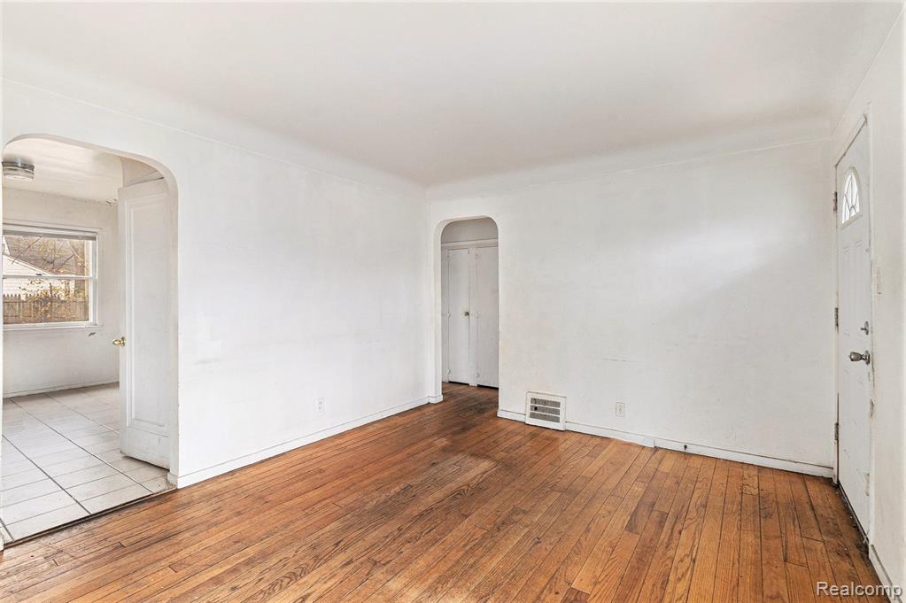 20415-20419 Moross Road Property Photo 19