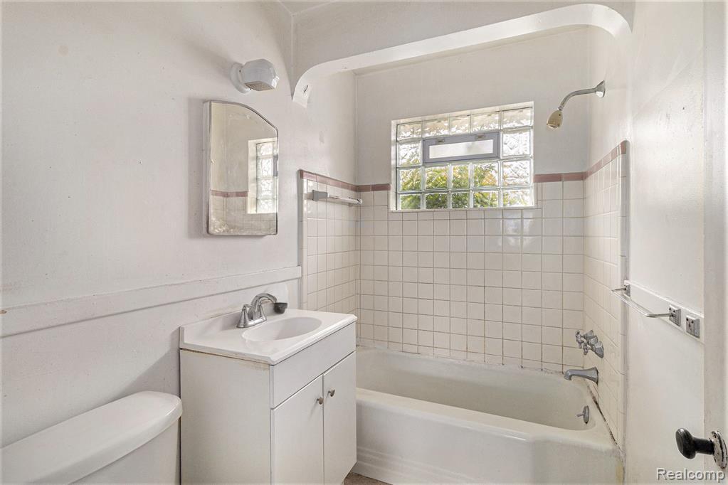 20415-20419 Moross Road Property Photo 25