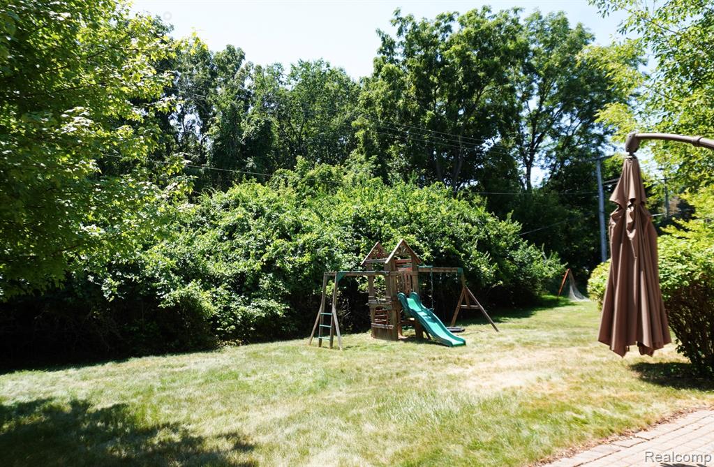552 Whitney Drive Property Photo 17