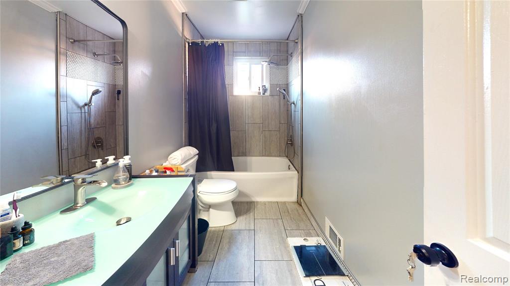 22100 Pleasant Street Property Photo 5