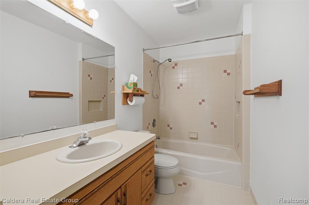 8636 Hidden Lake Drive Property Photo 20