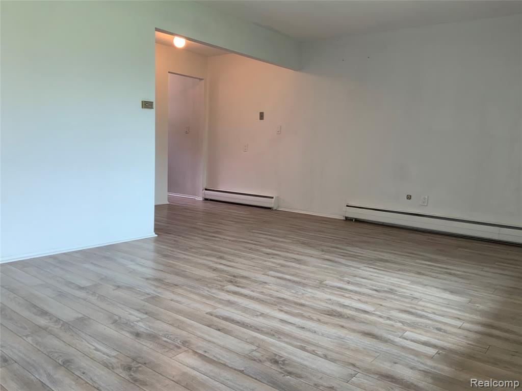 2859 E Maple Road Property Photo 4