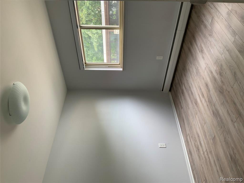2859 E Maple Road Property Photo 6