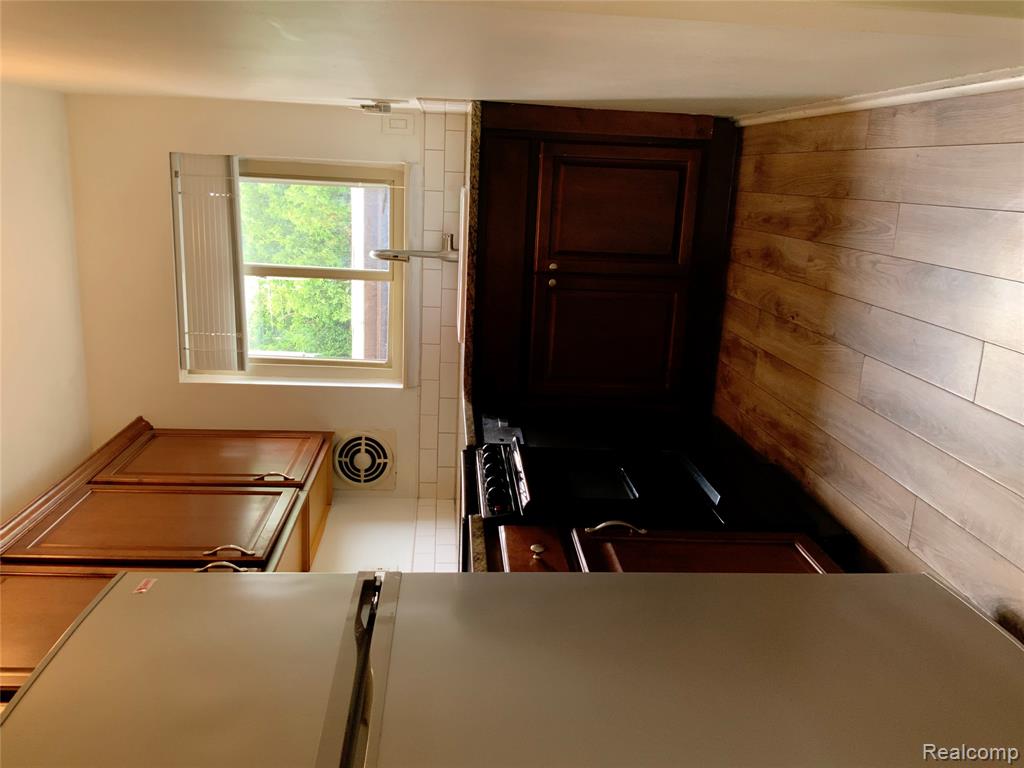 2859 E Maple Road Property Photo 8