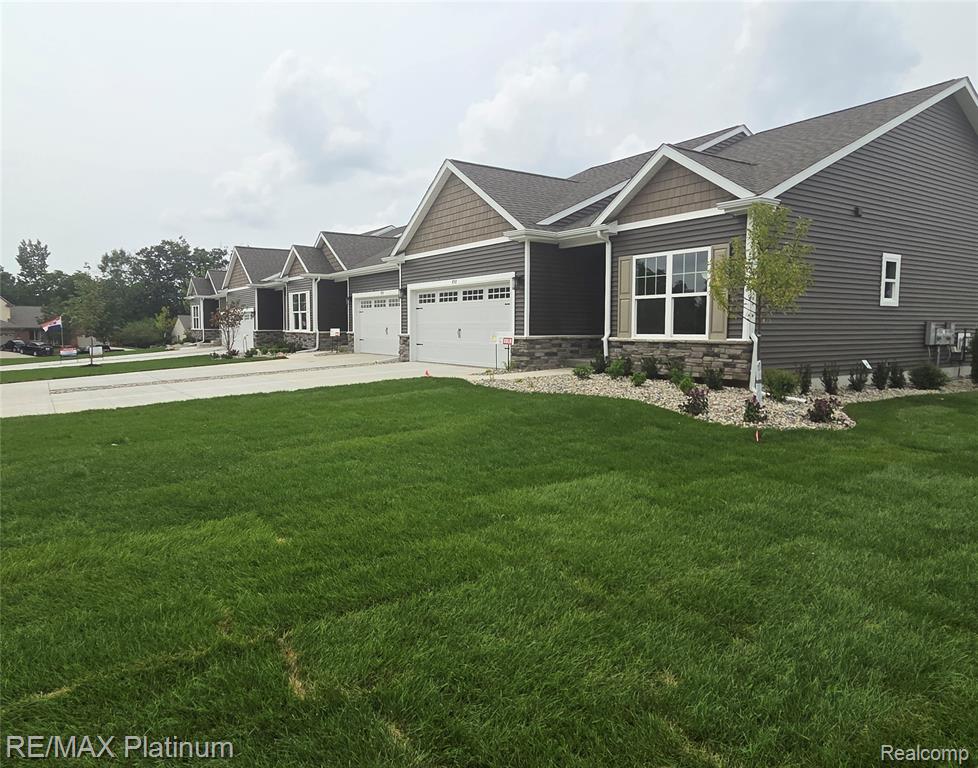 852 Oakwood Circle Property Photo 2