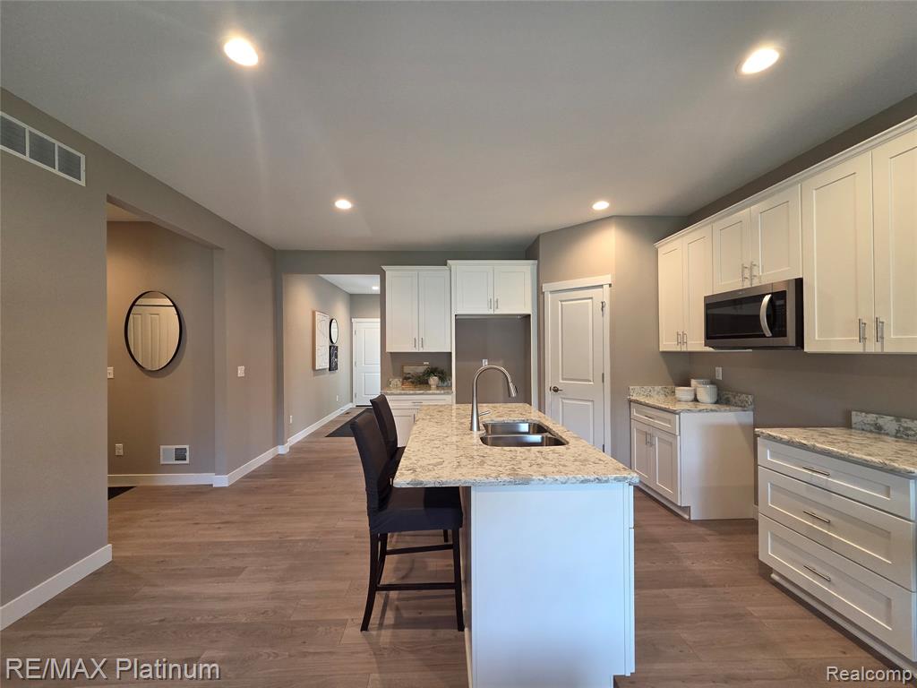 852 Oakwood Circle Property Photo 8