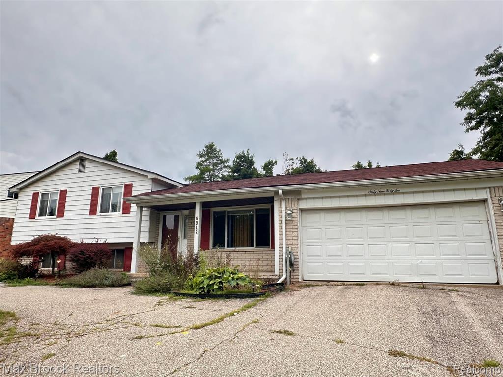 6942 Leslee Crest Drive Property Photo 1