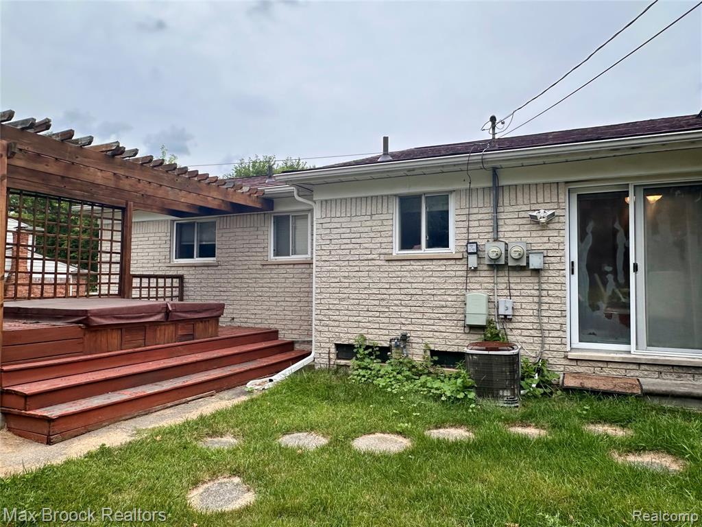 6942 Leslee Crest Drive Property Photo 2